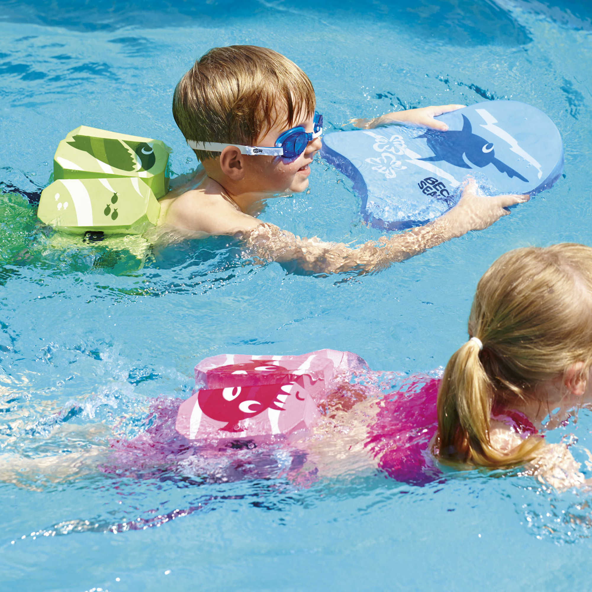 Можно в бассейн с прокладкой. Плавание дети. Дети в бассейне. Бассейн для малышей. Инвентарь для бассейна.